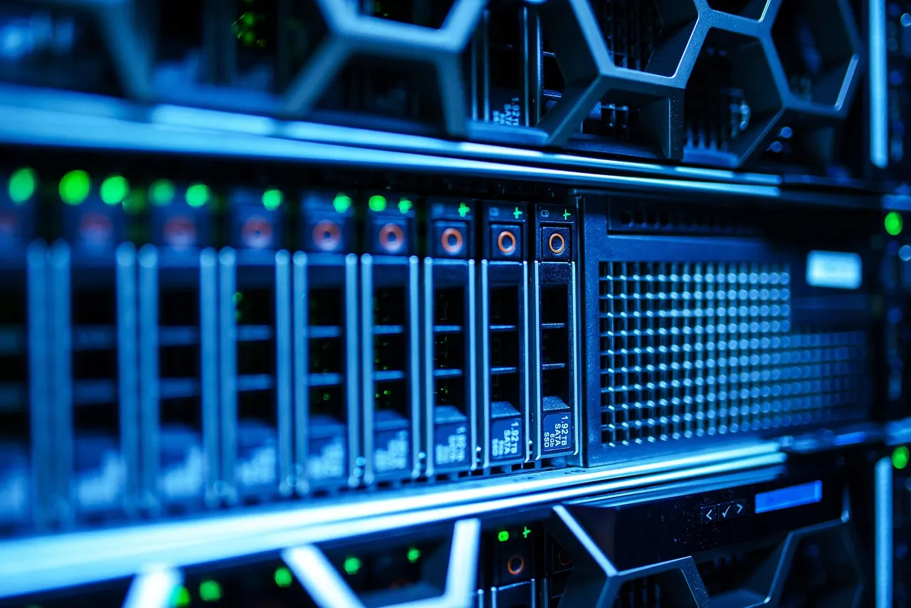 Ilustrație: datele unei primării ajung împărțite între serverele proprii, platformele guvernamentale și cloud. Foto: Pixabay