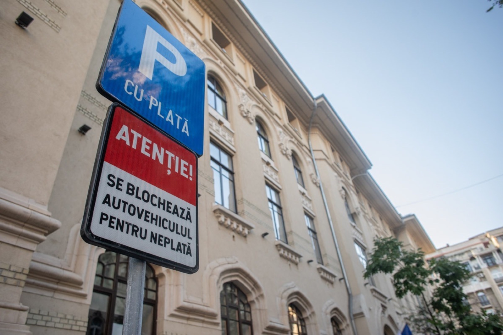 România are 1,3 milioane de locuri de parcare publice pentru peste 10 milioane de vehicule. Iași conduce topul parcărilor pentru mașini electrice